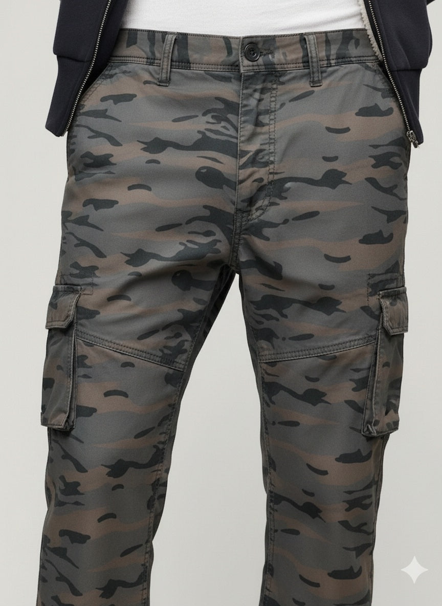 Men Graphic Print Trackpants