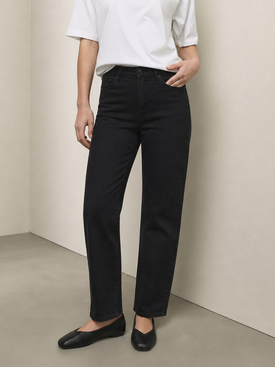 Women Black Straight Fit Mid-Rise Stretchable Jeans